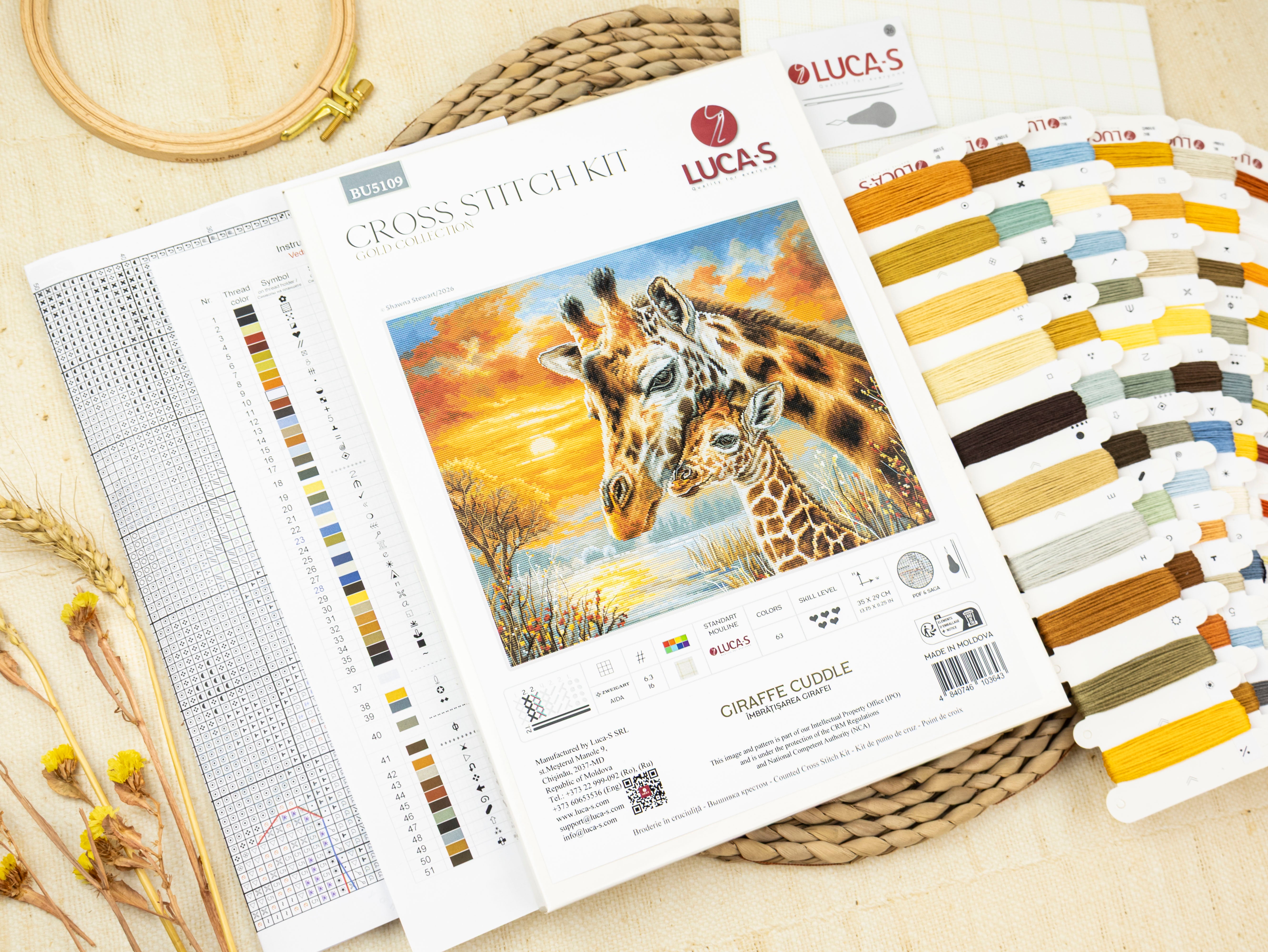 Kit Broderie Luca-S BU5109 Imbratisarea Girafei, Collectia GOLD, 35 x 29 cm, 63 Culori, Material Zweigart Aida 16 ct, Fir 100% Bumbac