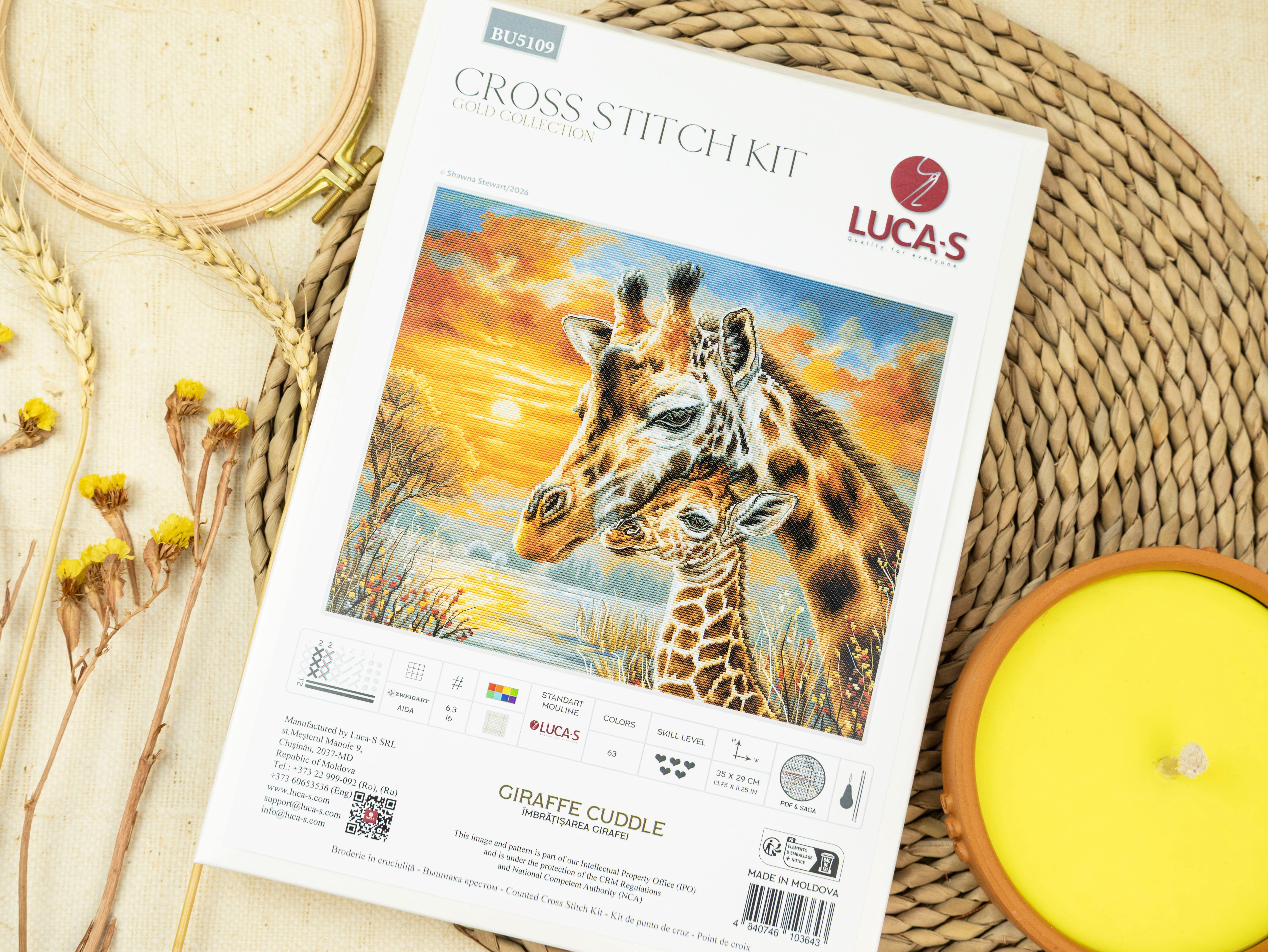 Kit Broderie Luca-S BU5109 Imbratisarea Girafei, Collectia GOLD, 35 x 29 cm, 63 Culori, Material Zweigart Aida 16 ct, Fir 100% Bumbac