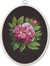 Dimensiunea broderiei: 4.89 x 5.22 in or 12 x 13 cm Numărul de cruciulițe: 88 x 94 Culori: 33 Ață: Luca-S 100% bumbac Pânză: Zweigart Aida18 negru (720) 25 x 27 cm Ace de brodat №26 - 1 ac Schema alb-negru - 2 foi A3 Cerc de brodat NurgeOval 230 Nr.9 ( 180 x 230 mm) - Alb Nivel de dificultate: 3/5 Set de brodat în cruciuliță Luca-S Set de brodat în cruciuliță cu inelul de brodat inclus- BC 204 Bujor ’’Peter Brand’’