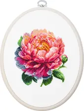 Dimensiunea broderiei: 4.67 x 4.89 in or 12 x 12 cm Numărul de cruciulițe: 84 x 88 Culori: 34 Ață: Luca-S 100% bumbac Pânză: Zweigart Aida18 ( 100/101 ) 25 x 27 cm Ace de brodat №26 - 1 ac Schema alb-negru - 2 foi A3 Cerc de brodat NurgeOval 230 Nr.9 ( 180 x 230 mm) - Alb Nivel de dificultate: 3/5 Set de brodat în cruciuliță Luca-S Set de brodat în cruciuliță cu inelul de brodat inclus- BC205 Bujor ’’Coral Charm’’