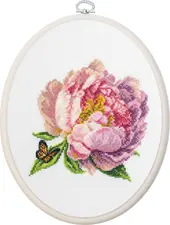 Dimensiunea broderiei: 4.78 x 4.89 in or 12 x 12 cm Numărul de cruciulițe: 86 x 88 Culori: 31 Ață: Luca-S 100% bumbac Pânză: Zweigart Aida18 ( 100/101 ) 25 x 27 cm Ace de brodat №26 - 1 ac Schema alb-negru - 2 foi A3 Cerc de brodat NurgeOval 230 Nr.9 ( 180 x 230 mm) - Alb Nivel de dificultate: 3/5 Set de brodat în cruciuliță Luca-S Set de brodat în cruciuliță cu inelul de brodat inclus- BC206 Bujor ’’Rozella’’