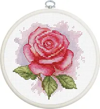Set de brodat în cruciuliță Dimensiunea broderiei: 3.44 x 3.75 in sau 9 x 9.5 cm Numărul de cruciulițe: 55 x 60 Culori: 16 Ață: Luca-S 100% bumbac Pânză: Zweigart Aida16 (100/101) 20 x 20 cm Ac de brodat №26 - 1 ac Cerc de broderie Nurge Round 230 Nr.2 (135 mm) - Alb Diagramă parțial colorată și contur colorat - 1 foaie format A3 Diagramă alb/negru și contur colorat - 1 foaie format A3 Nivel de dificultate: 1/5 Artist: Luca-S Set de brodat în cruciuliță Luca-S Set de brodat în cruciuliță cu cercul de brodat inclus Luca-S - Aromă de Trandafir, BC105