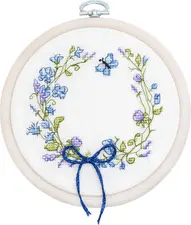 Dimensiunea broderiei: 4.15 x 3.85 in sau 11 x 10 cm Numărul de cruciulițe: 54 x 50 Culori: 15 Ață: Luca-S 100% bumbac Pânză: Zweigart Aida16 (3270/11) 23.5 x 23.5 cm Ac de brodat №26 - 1 ac Cerc de broderie Nurge Round 230 Nr.2 (135 mm) - Alb Diagramă parțial colorată și contur colorat - 2 foaie format A3 Diagramă alb/negru și contur colorat - 2 foaie format A3 Nivel de dificultate: 1/5 Artist: Luca-S Set de brodat în cruciuliță Luca-S Set de brodat în cruciuliță cu cercul de brodat inclus Luca-S - Renașterea Primăverii, BC108