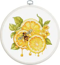 Set de brodat în cruciuliță Dimensiunea broderiei: 4.81 x 4.75 in sau 12 x 12 cm Numărul de cruciulițe: 77 x 76 Culori: 22 Ață: Luca-S 100% bumbac Pânză: Zweigart Aida16 (100/101) 25 x 25 cm Ac de brodat №26 - 1 ac Cerc de broderie Nurge Round 230 Nr.3 (170 mm) - Alb Diagramă parțial colorată și contur colorat - 1 foaie format A3 Diagramă alb/negru și contur colorat - 1 foaie format A3 Nivel de dificultate: 2/5 Artist: Luca-S Set de brodat în cruciuliță Luca-S Set de brodat în cruciuliță cu cercul de brodat inclus Luca-S - Sucul de Lamâie, BC234