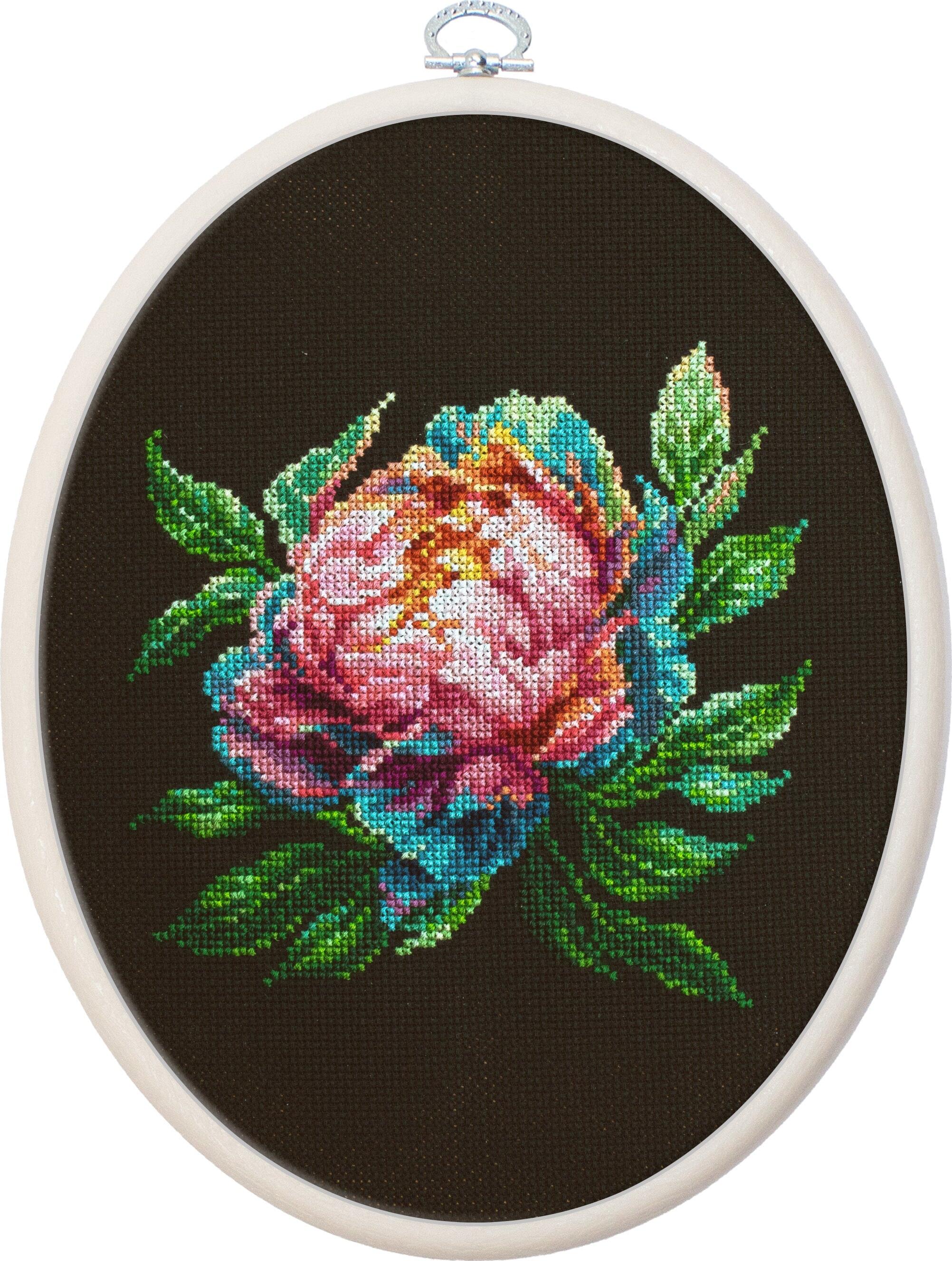 Dimensiunea broderiei: 4.89 x 4.72 in or 12 x 12 cm Numărul de cruciulițe: 88 x 85 Culori: 34 Ață: Luca-S 100% bumbac Pânză: Zweigart Aida18 negru (720) 25 x 27 cm Ace de brodat №26 - 1 ac Schema alb-negru  - 2 foi  A3 Cerc de brodat NurgeOval 230 Nr.9 ( 180 x  230 mm) - Alb  Nivel de dificultate: 3/5 Set de brodat în cruciuliță Luca-S Set de brodat în cruciuliță cu inelul de brodat inclus- BC203 Bujori ''Abalone Pearl''