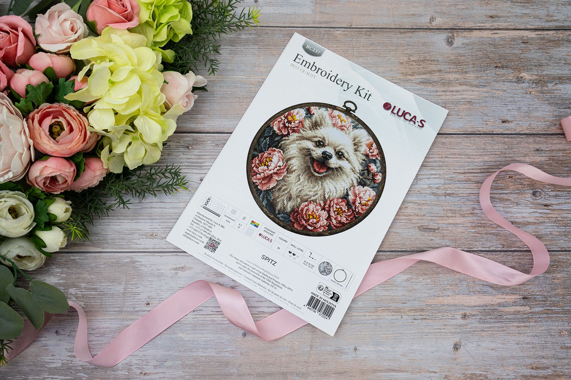 Luca-S BC237 Spitz Cross Stitch Embroidery Kit, Zweigart Aida 16 Fabric, 19 x 19 cm, 36 Colors, Includes Nurge Woodgrain Hoop
