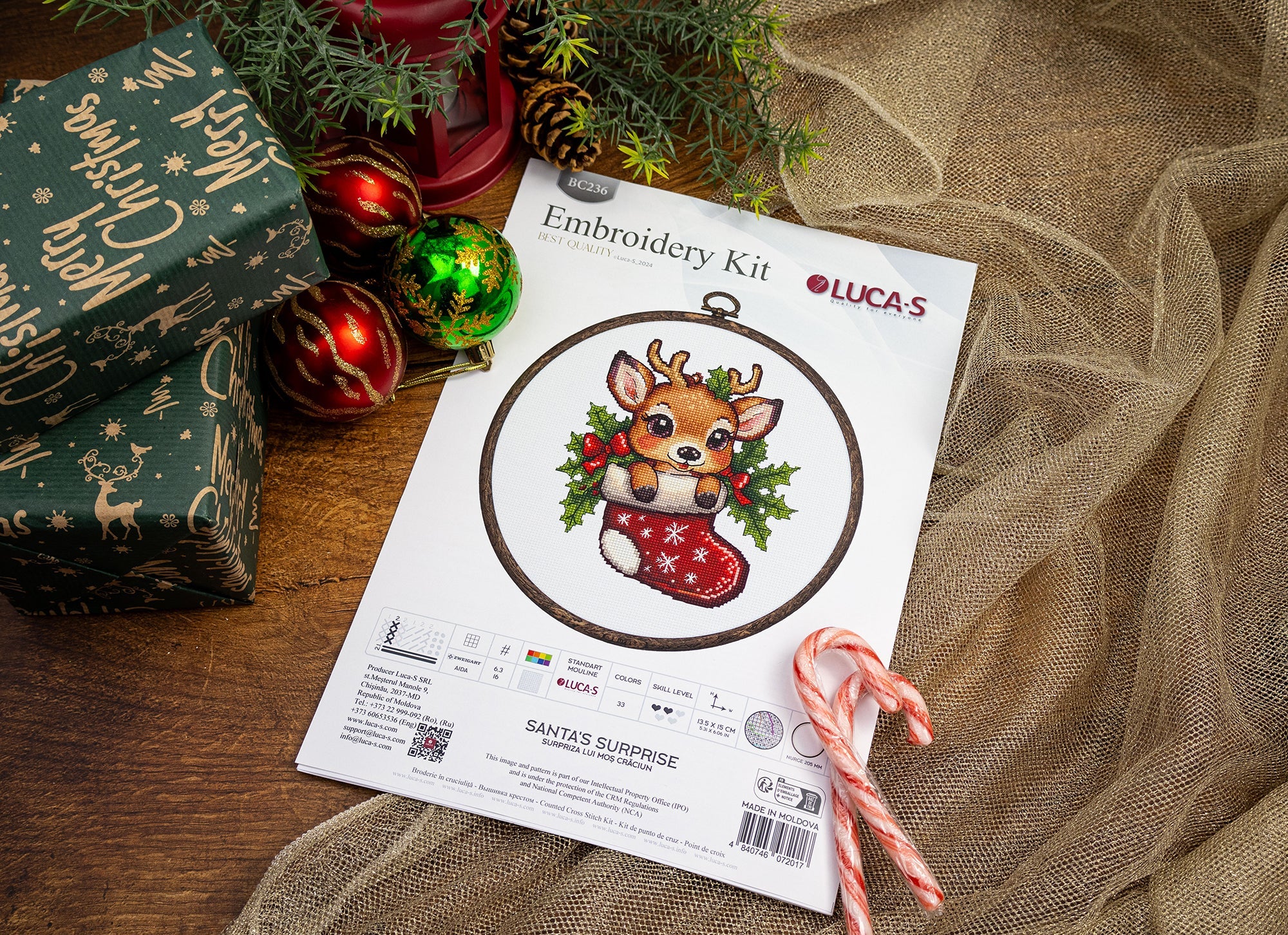 Luca-S Santa's Surprise BC236 Counted Cross Stitch Kit, Zweigart Aida 16 Fabric, 13.5 x 15 cm, 33 Colors, Includes Nurge Woodgrain Hoop