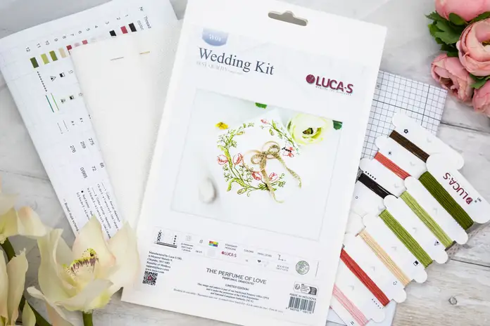 Kit Broderie în Cruce Luca-S W04 Parfumul Dragostei Nuntă, Material Zweigart Aida 28 ct, Dimensiune Finală 10x10 cm, 12 Culori, Fir 100% Bumbac