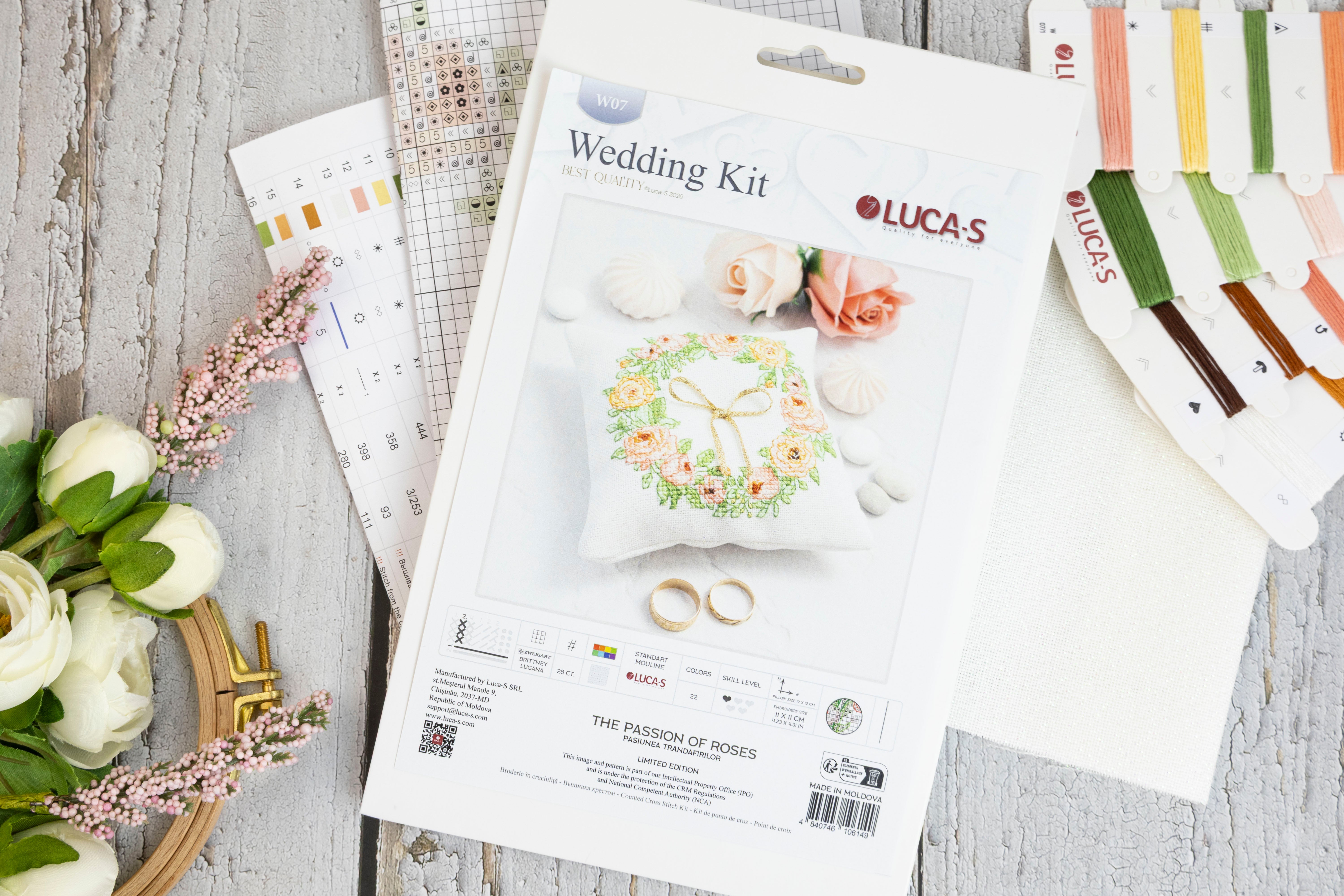 Kit Broderie în Cruce Luca-S W07 Pasiunea Trandafirilor pentru Pernuta de Inele Nunta, Material Zweigart Aida 28 ct, Dimensiune Broderie 11x11 cm