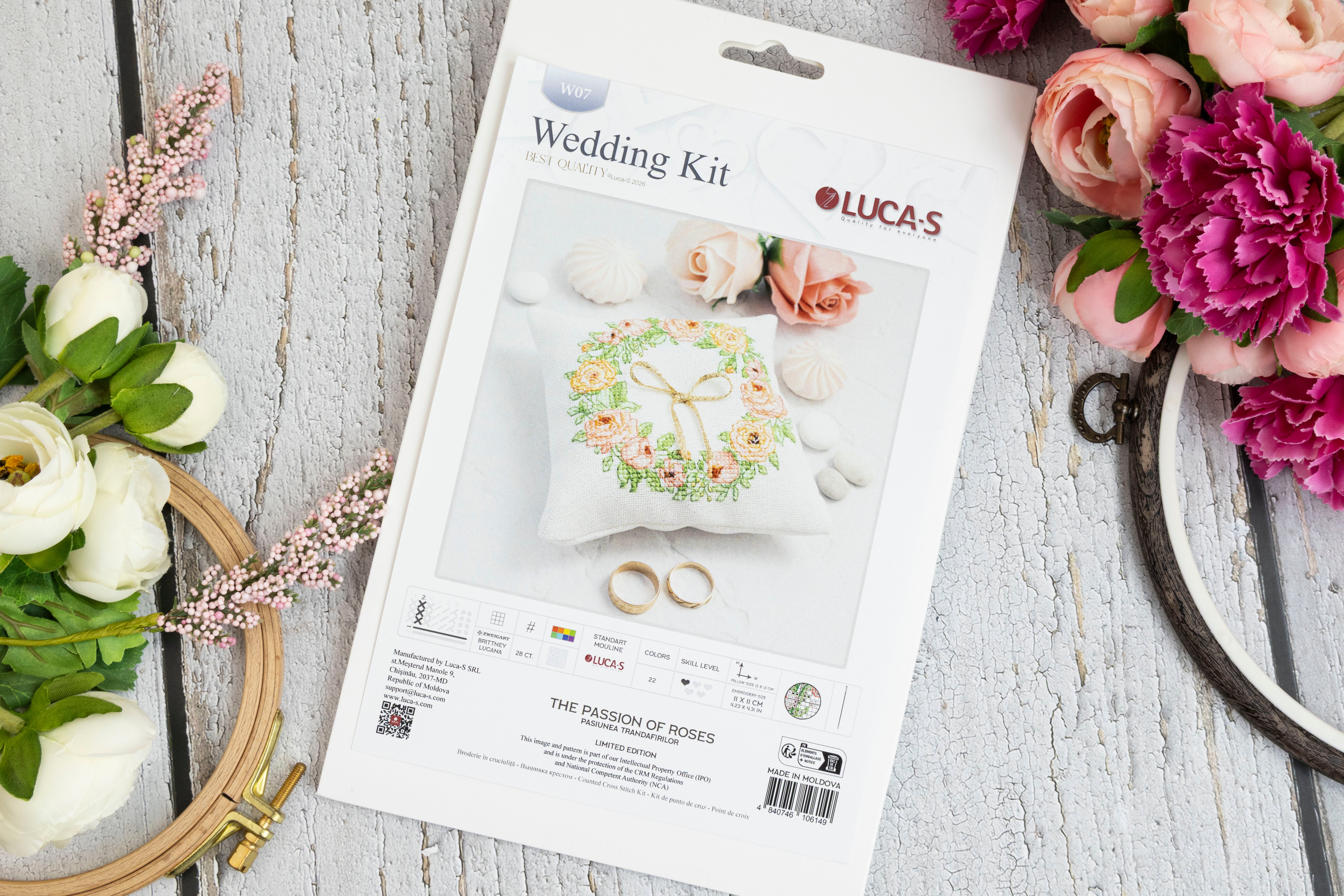 Kit Broderie în Cruce Luca-S W07 Pasiunea Trandafirilor pentru Pernuta de Inele Nunta, Material Zweigart Aida 28 ct, Dimensiune Broderie 11x11 cm