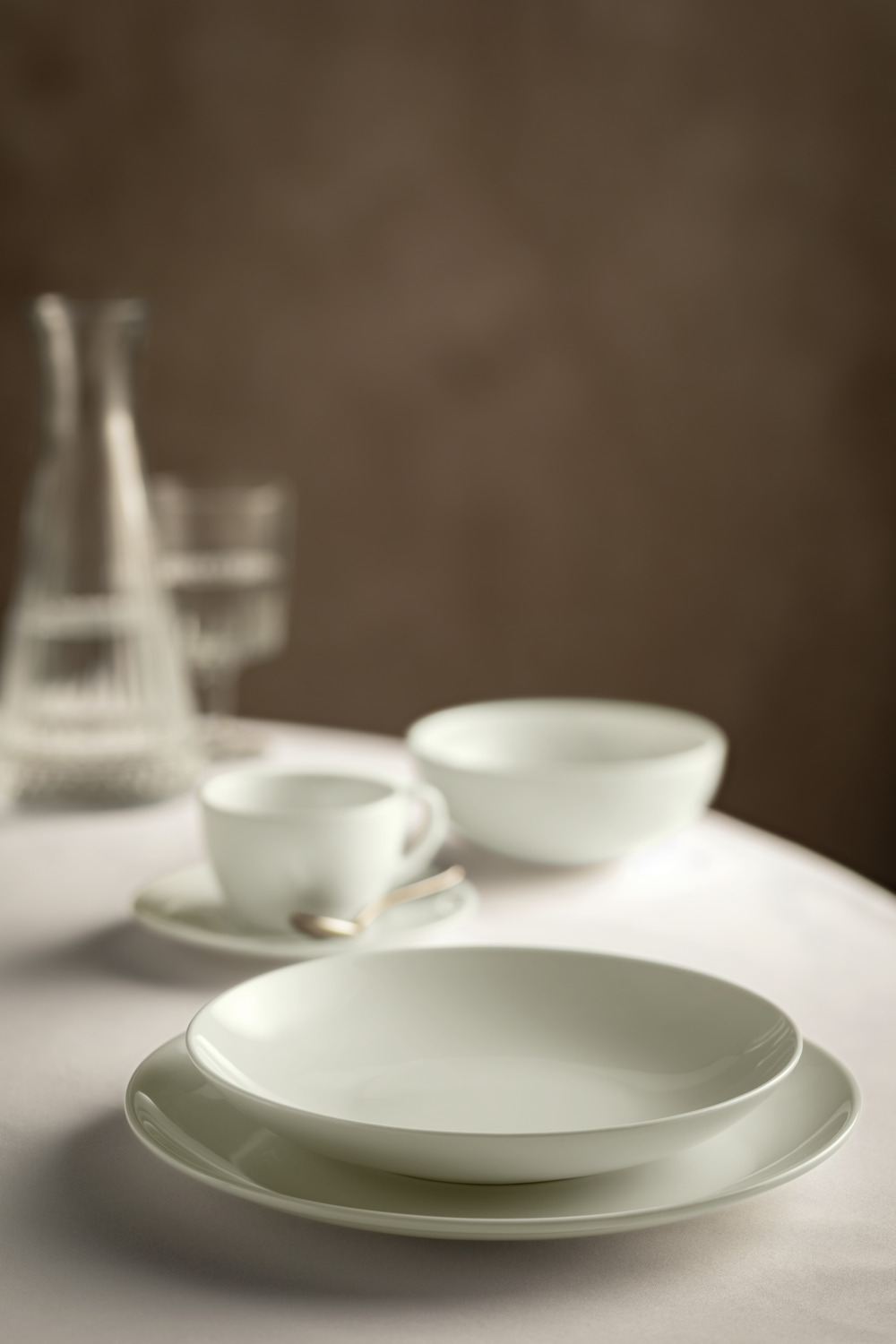 Set de 6 farfurii plate din porțelan VEGA Opus, culoarea fildeș, diametru 24 cm, rezistente la zgârieturi și tăieturi, sigure pentru mașina de spălat vase și cuptor cu microunde