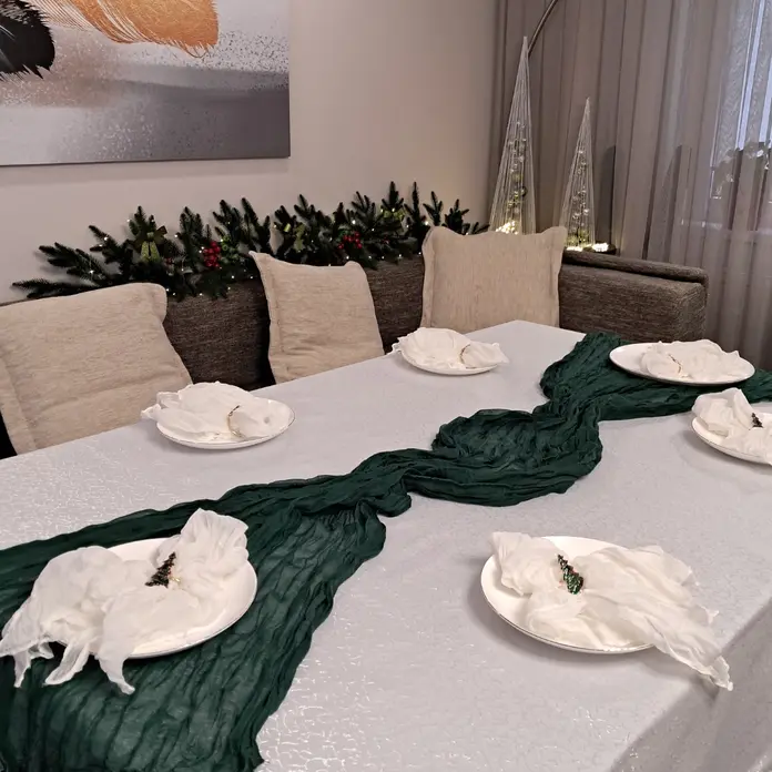REVELION 13-Piece New Year Table Arrangement Set: 180x90cm Green Tablecloth, 6 White Napkins (60x60cm), 6 Green Christmas Tree Rhinestone Rings
